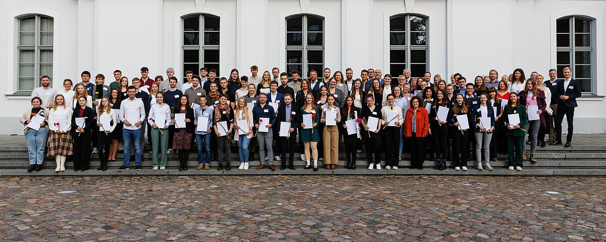 Gruppenbild von der Vergabe der Deutschlandstipendien 2024