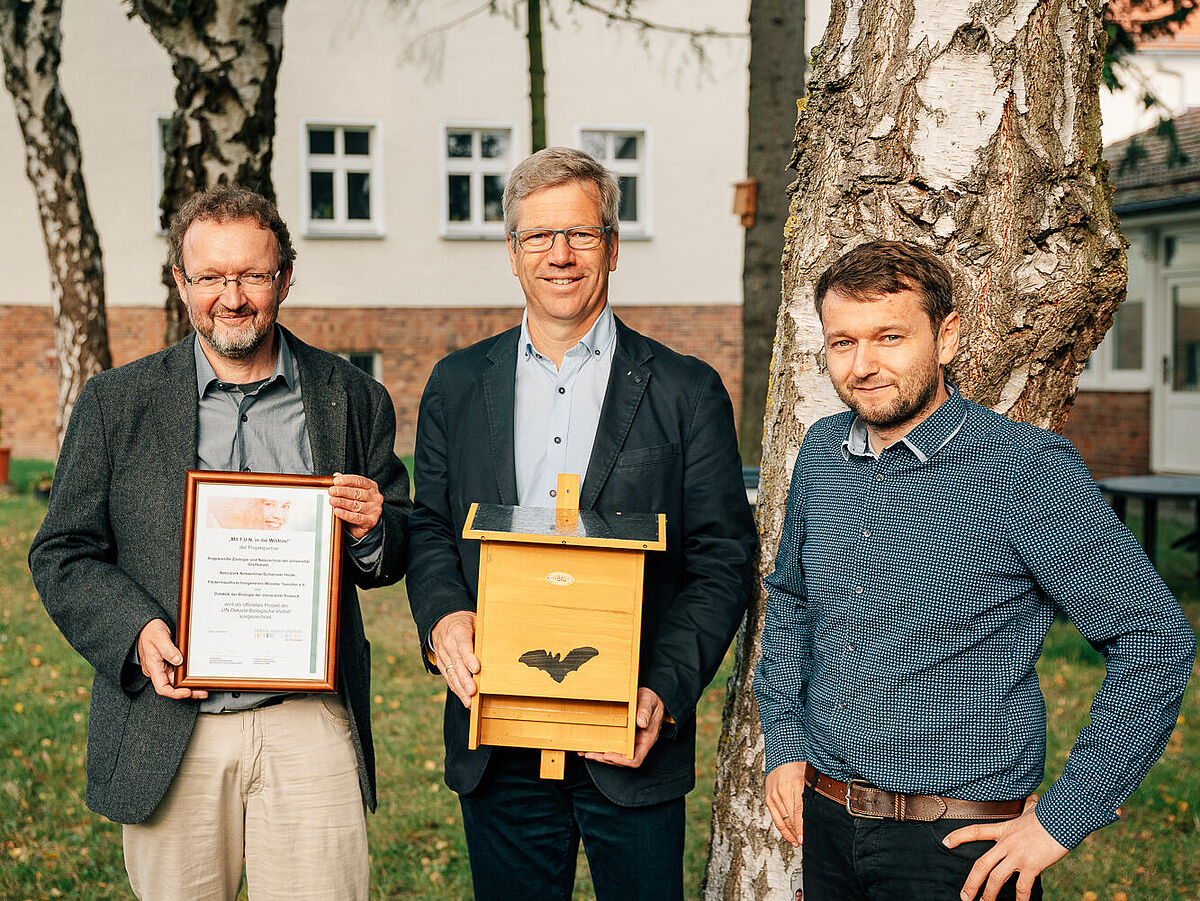 v.l.n.r.: Projektleiter Prof. Dr. Gerald Kerth, der Greifswalder Oberbürgermeister Dr. Stefan Fassbinder mit einem Fledermauskasten und Projektkoordinator Dr. Marcus Fritze. – Foto: Till Junker