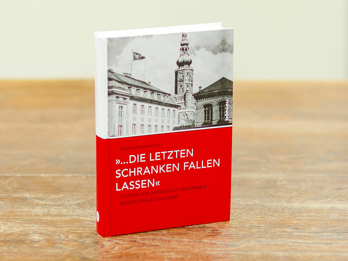 Sammelband von Alvermann, Dirk (Hg., 2015): „… die letzten Schranken fallen lassen“ – Studien zur Universität Greifswald im Nationalsozialismus. Böhlau Verlag. - Foto: Laura Schirrmeister Sammelband von Alvermann, Dirk (Hg., 2015): „… die letzten Schranken fallen lassen“ – Studien zur Universität Greifswald im Nationalsozialismus. Böhlau Verlag. - Foto: Laura Schirrmeister