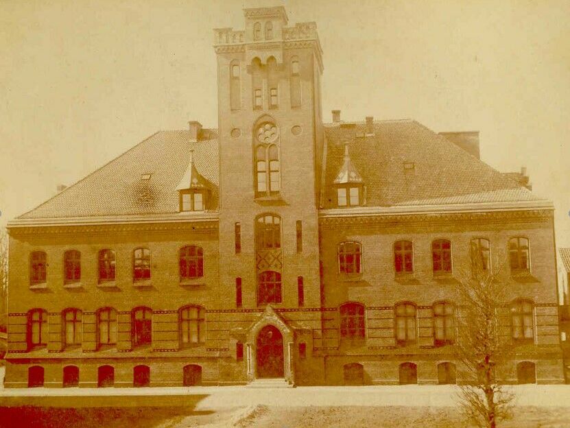 Fotografie des fertigen Physikalischen Instituts deutlich zu sehen die Beobachtungplattform, vor 1924. ©unbekannt Fotografie des fertigen Physikalischen Instituts deutlich zu sehen die Beobachtungplattform, vor 1924. ©unbekannt