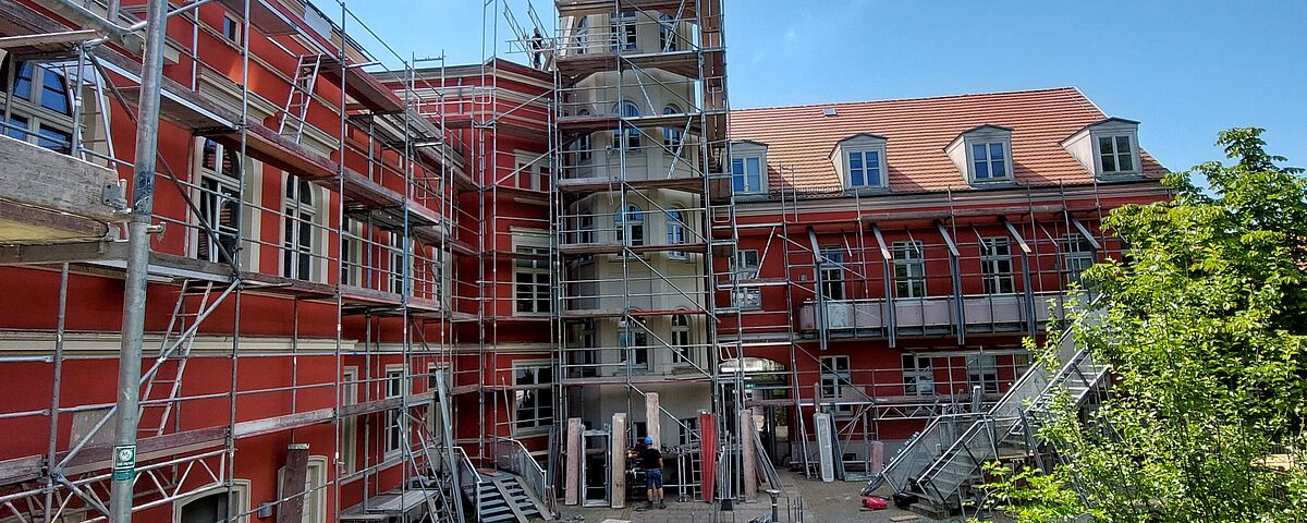 IBZ, eingerüsteter Altbau, Ansicht aus dem Innenhof