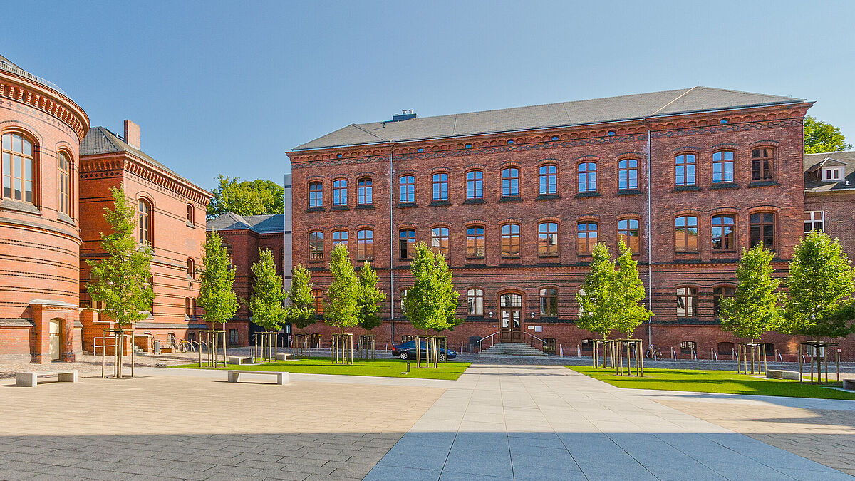 Symbolic image of the historical Audimax and the former eye clinic, © Jan Meßerschmidt, 2013