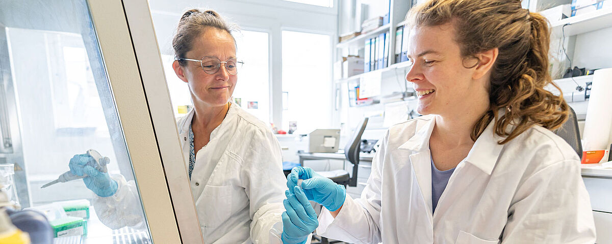 Zwei Mitarbeiterinnen der Zoologie