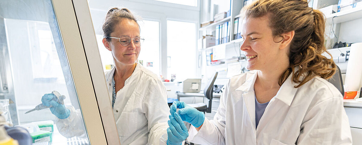 Zwei Mitarbeiterinnen der Zoologie