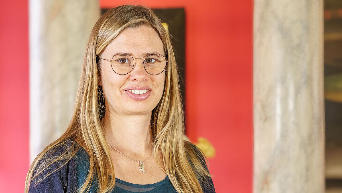 Porträt Dr. Elisabeth Böker Auf diesem Bild ist die Leiterin der Stabsstelle Hochschulkommunikation Dr. Elisabeth Böker zu sehen.