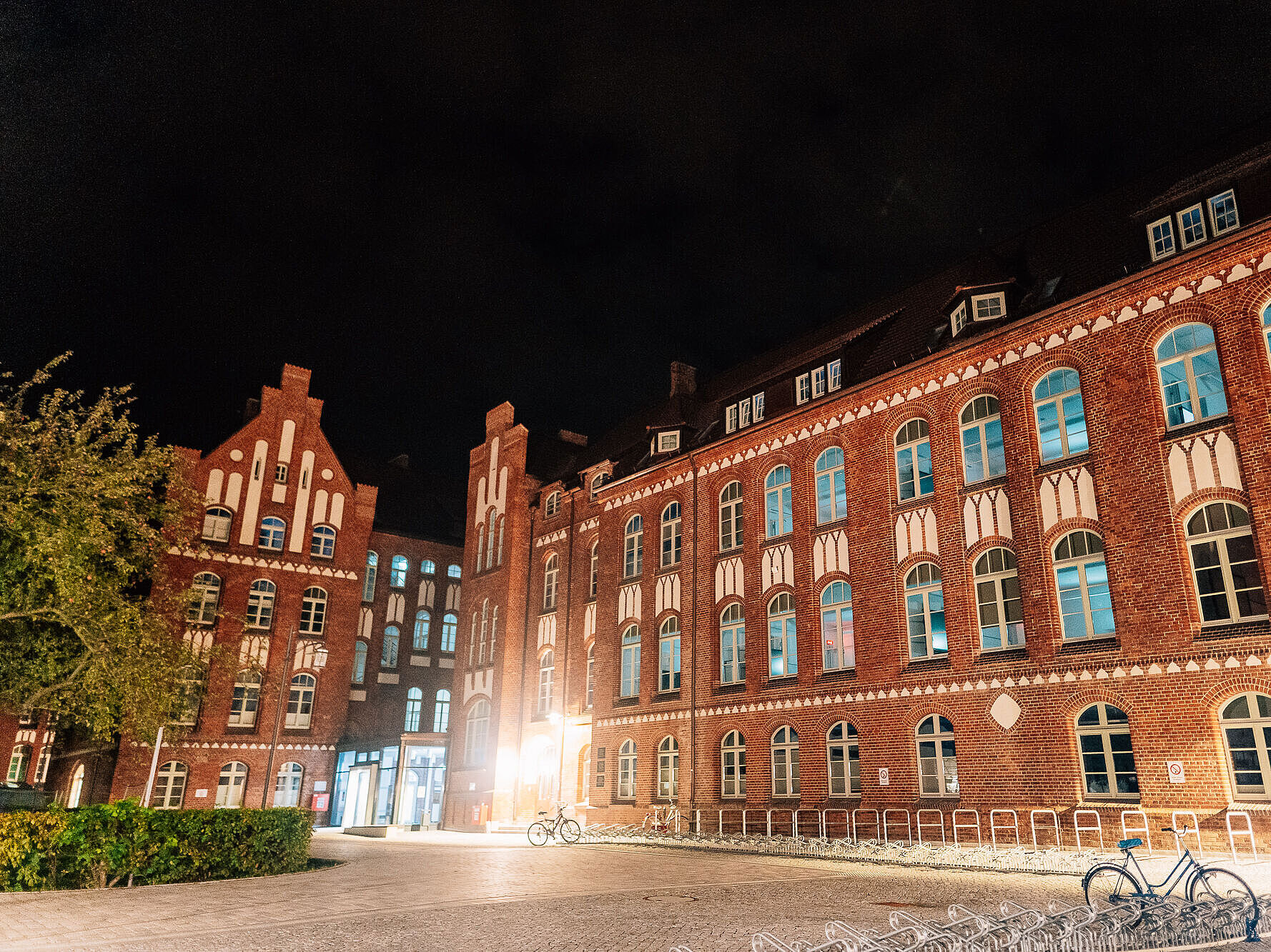Nächtlicher Blick auf das Gebäude Ernst-Lohmeyer-Platz 3