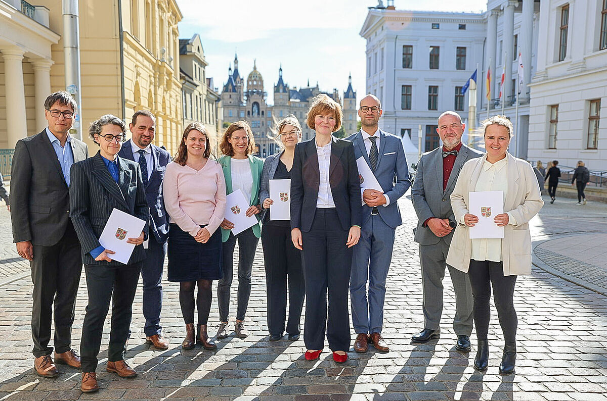 Gruppenbild nach der Ernennung am 30.09.2024 in Schwerin