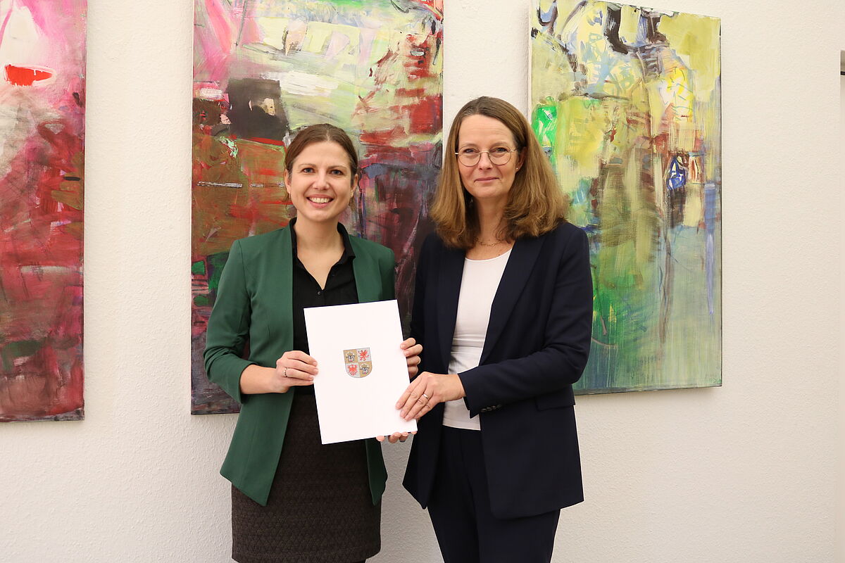 Daria Antonenko mit Ministerin bei der Übergabe des Zertifikates