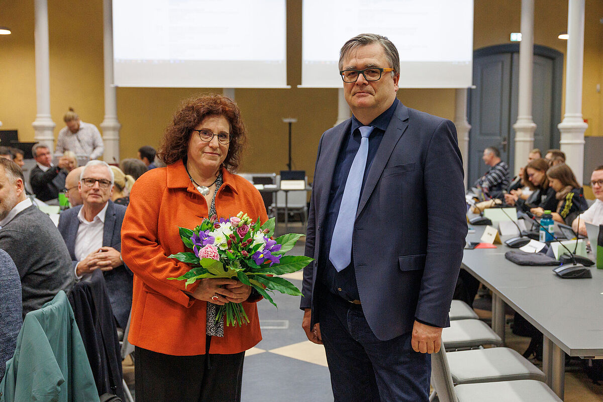 Following re-election, Rector Prof. Dr. Katharina Riedel is congratulated by the Chairman of the Academic Senate Prof. Dr. Marko Pantermöller. 