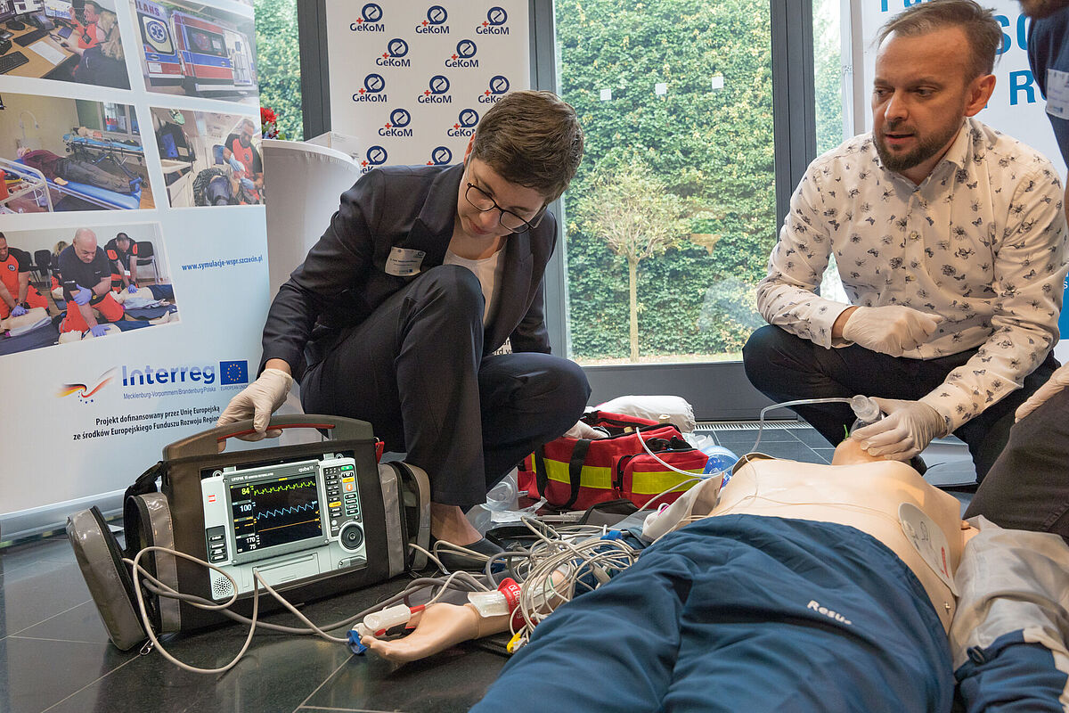 Demonstration des med. Notfall-Simulationstrainings "Mehrschichtige Ansätze zur grenzüberschreitenden Kommunikation und Kooperation in der Notfallmedizin, v.l.n.r.: Dr. Marie-Lusie Rübsam und Dr. Gregorz Czajkowski. © Laura Schirrmeister, 2022