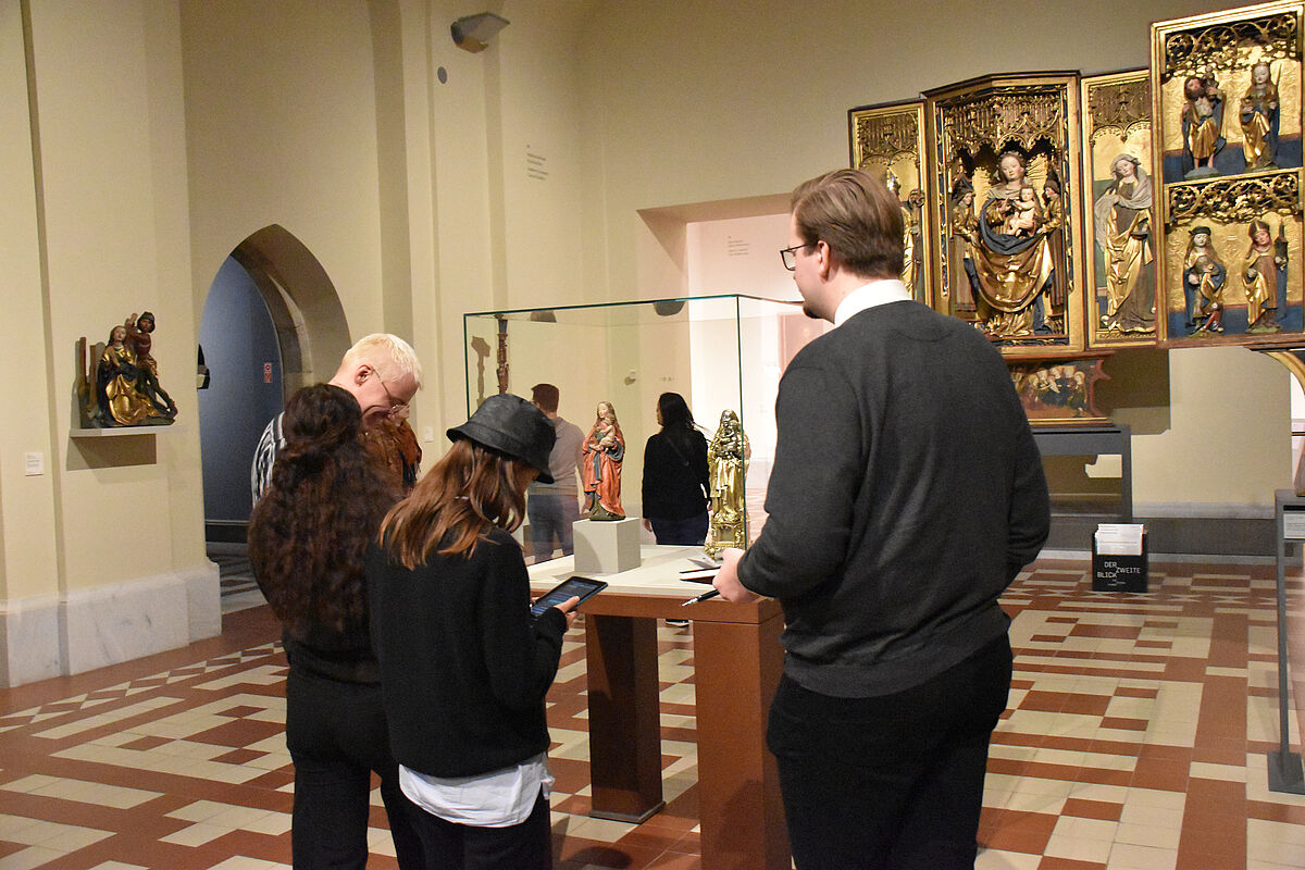 Beim ​​​​​​​Erkunden der neuen App im Bode-Museum, © Karl Mühlbach