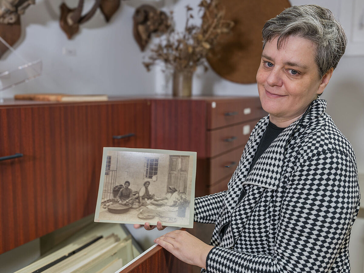 Dr. Katrin Berkemann zeigt Historische Aufnahmen aus der Dalman-Sammlung.