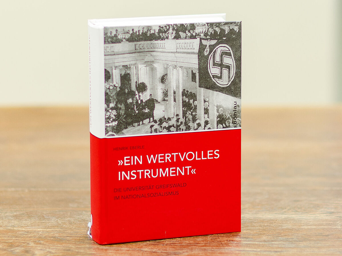Buch von Eberle, Henrik (2015): „Ein wertvolles Instrument“ – Die Universität Greifswald im Nationalsozialismus. Böhlau Verlag. - Foto: Laura Schirrmeister Buch von Eberle, Henrik (2015): „Ein wertvolles Instrument“ – Die Universität Greifswald im Nationalsozialismus. Böhlau Verlag. - Foto: Laura Schirrmeister