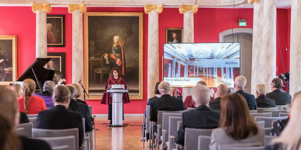 Verleihung der Ehrendoktorwürde mit Rektorin Prof. Dr. Katharina Riedel, © Laura Schirrmeister, 2021