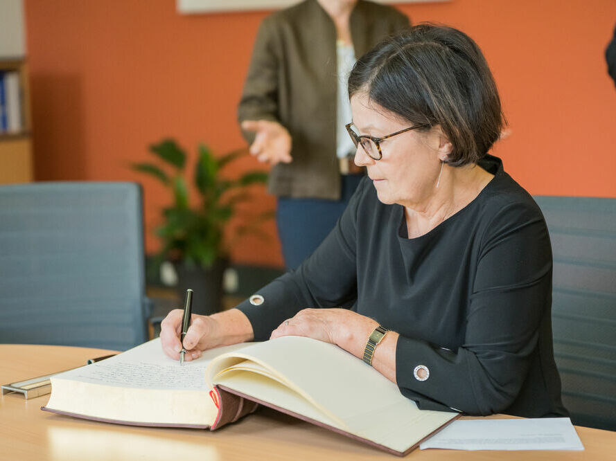 Eintrag der Ehrendoktorin Prof. Dr. Kaisa Häkkinen, © Laura Schirrmeister, 2021