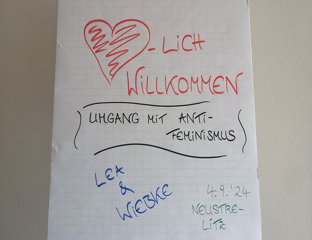 Flipchart, das die Teilnehmerinnen herzlich willkommen heißt