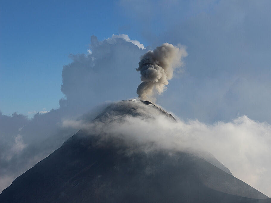 Der Vulkan Acatenango in Guatemala bricht aus. 