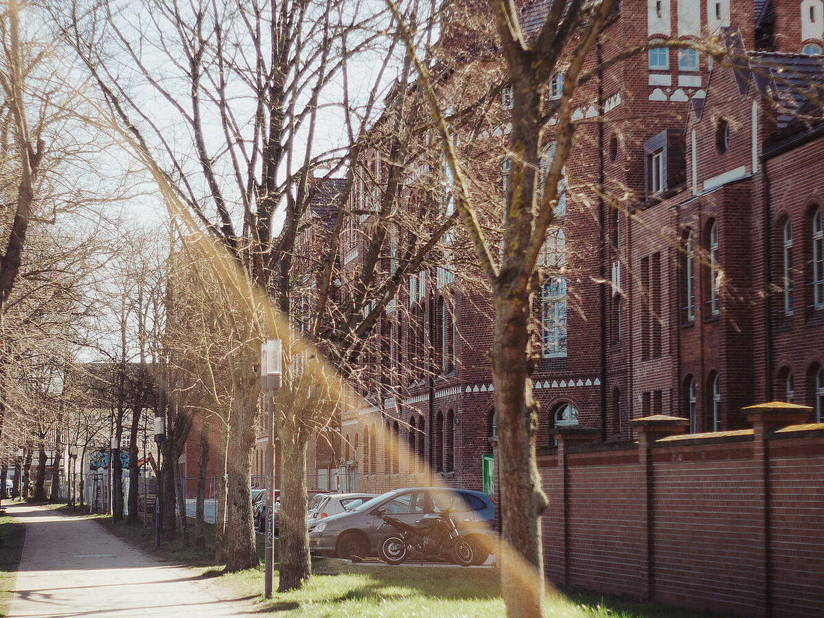 Rückansicht des Gebäudes Ernst-Lohmeyer-Platz 1.