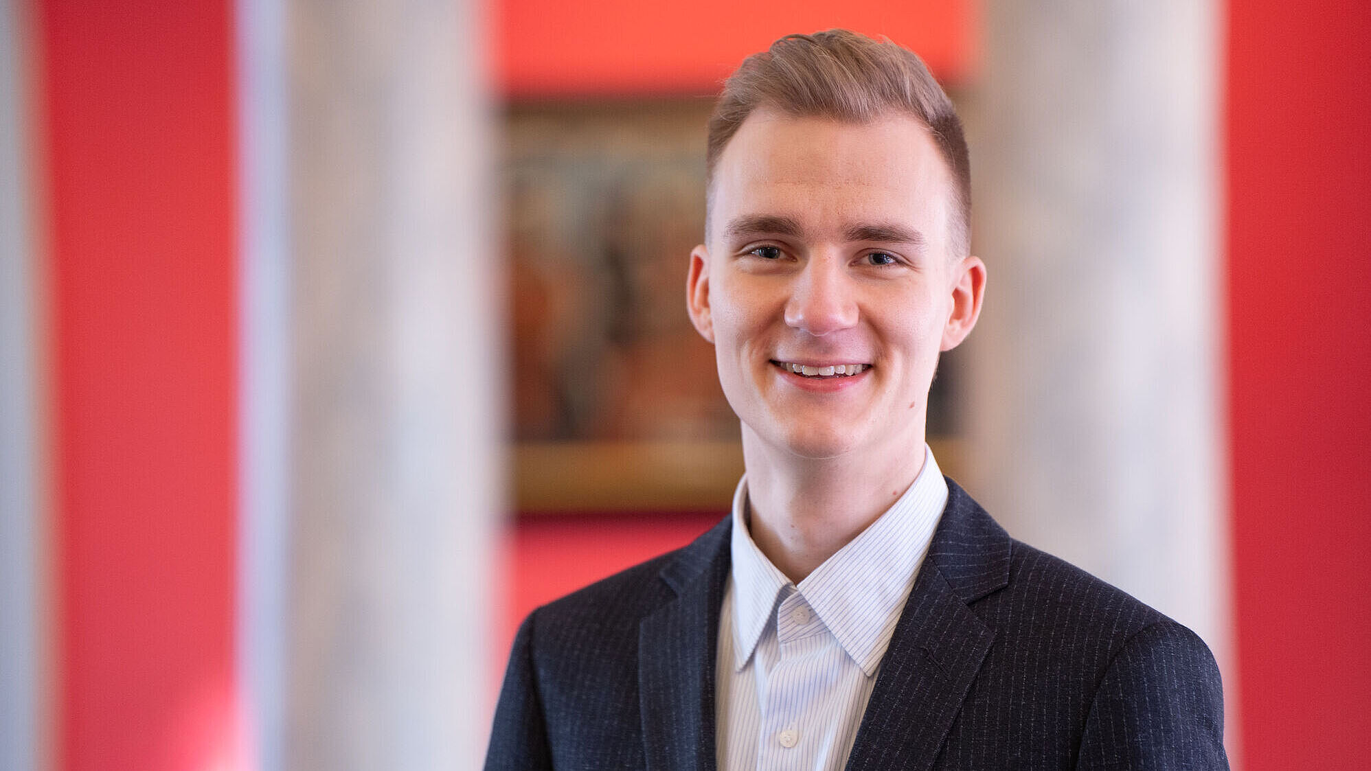 Portrait of Lukas Voigt in the University of Greifswald's Aula