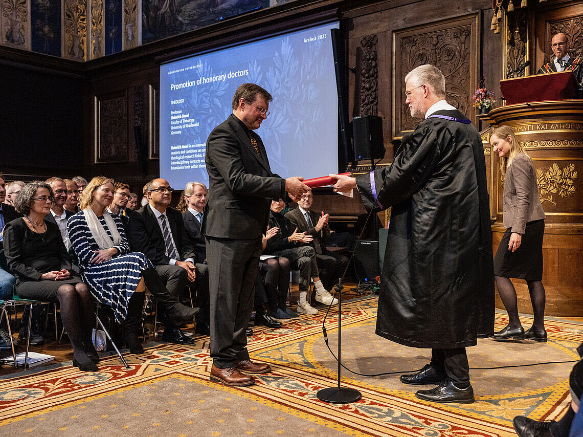 Dean Prof. Dr. Jensen (Copenhagen) presents Prof. Dr. Heinrich Assel with the certificate for the honorary doctorate in the Ceremonial Hall of the University of Copenhagen, ©Nikolai Linares, 10 November 2023