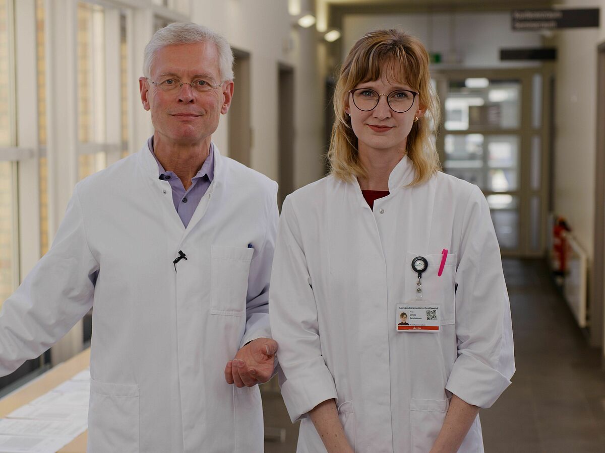 Lieferten den ersten Beweis, dass die Immunantworten gegen das SARS-CoV-2-Spike-Protein und gegen das Thrombozytenprotein PF4 voneinander unabhängig sind – Dr. Linda Schönborn und Prof. Dr. Andreas Greinacher. © FilmVision/Marten Kählert