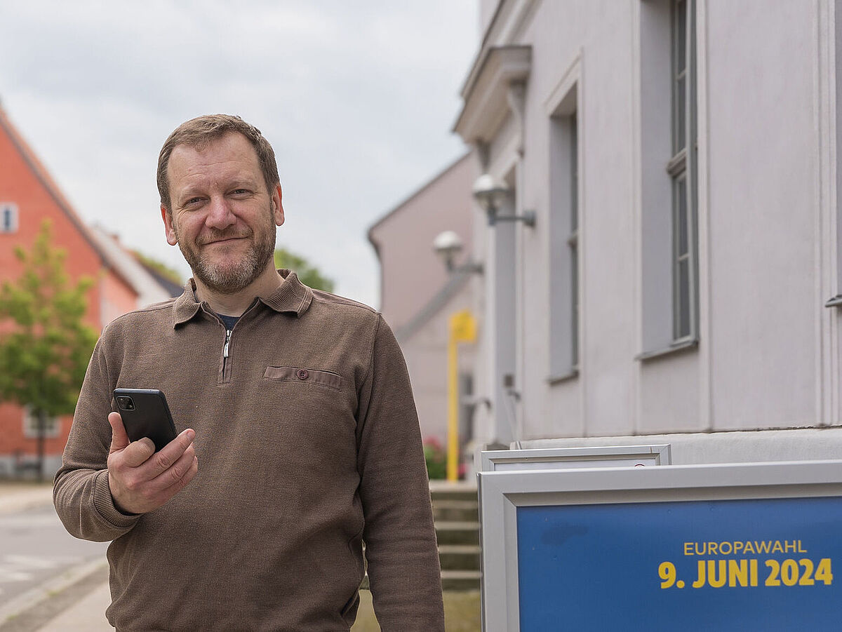 Zu sehen ist Prof. Dr. Jochen Müller vor dem Unihauptgebäude in Greifswald.