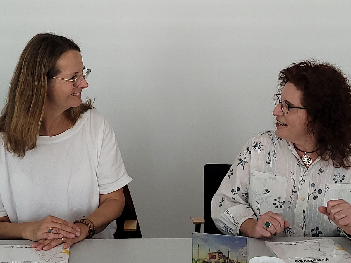 Besuch der Wissenschaftsministerin Bettina Martin (links) zum Verbundprojekt KreativEU, im Bild rechts ist die Rektorin Katharina Riedel zu sehen.