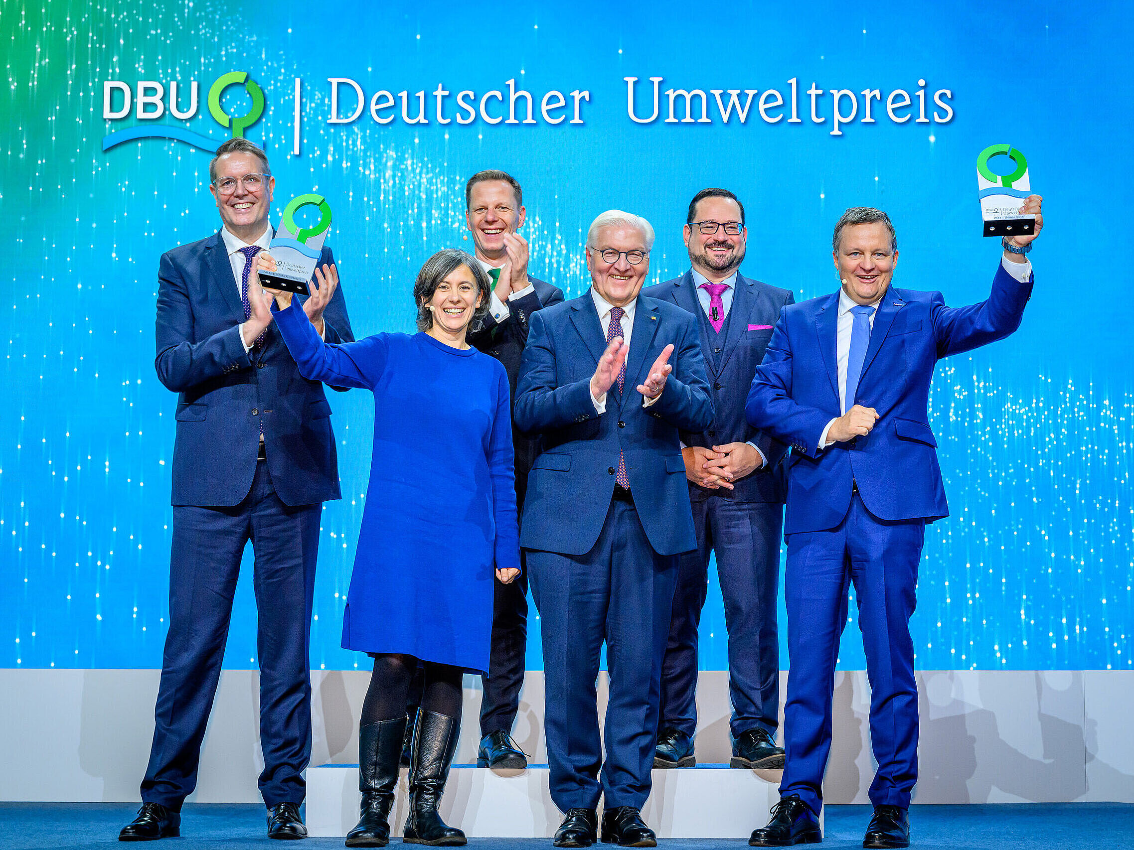 The photo shows (from left): Rheinland-Pfalz Minister-President Alexander Schweitzer, peatland researcher Dr. Franziska Tanneberger, Chairman of the DBU's Board of Trustees Kai Niebert, the President of Germany, DBU Secretary General Alexander Bonde and Thomas Speidel, General Manager of ads-tec Energy.