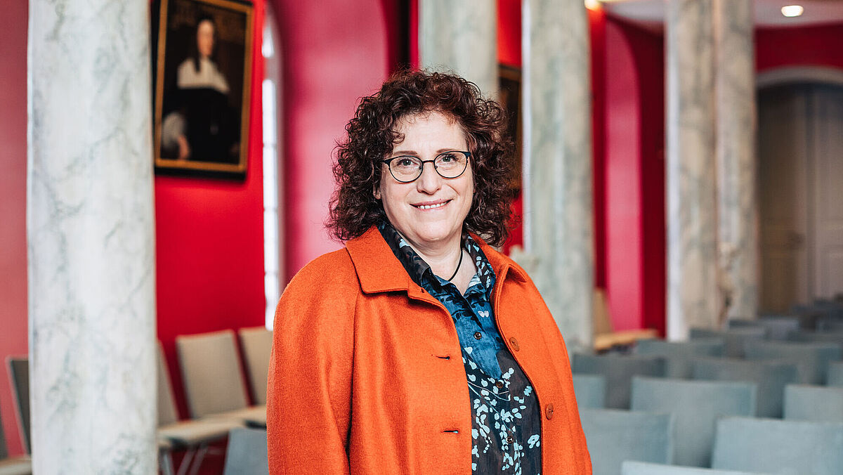 Portrait of the Rector of the University of Greifswald The photo is a portrait of Rector of the University of Greifswald, Prof. Dr. Katharina Riedel, in the Aula