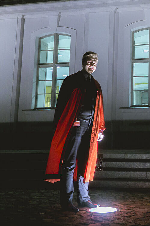 Student am Unihauptgebäude, Kulturnacht, © Magnus Schult Student am Unihauptgebäude, Kulturnacht